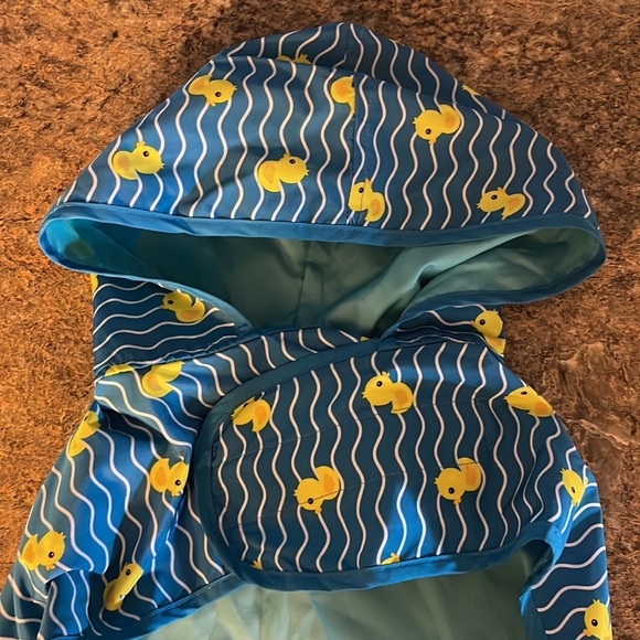 🐤🐾☔️🌦️NWOT Rubber Ducky Hooded Dog Adjustable Velcro Closure Raincoat 🐾💛💙 - Picture 5 of 12
